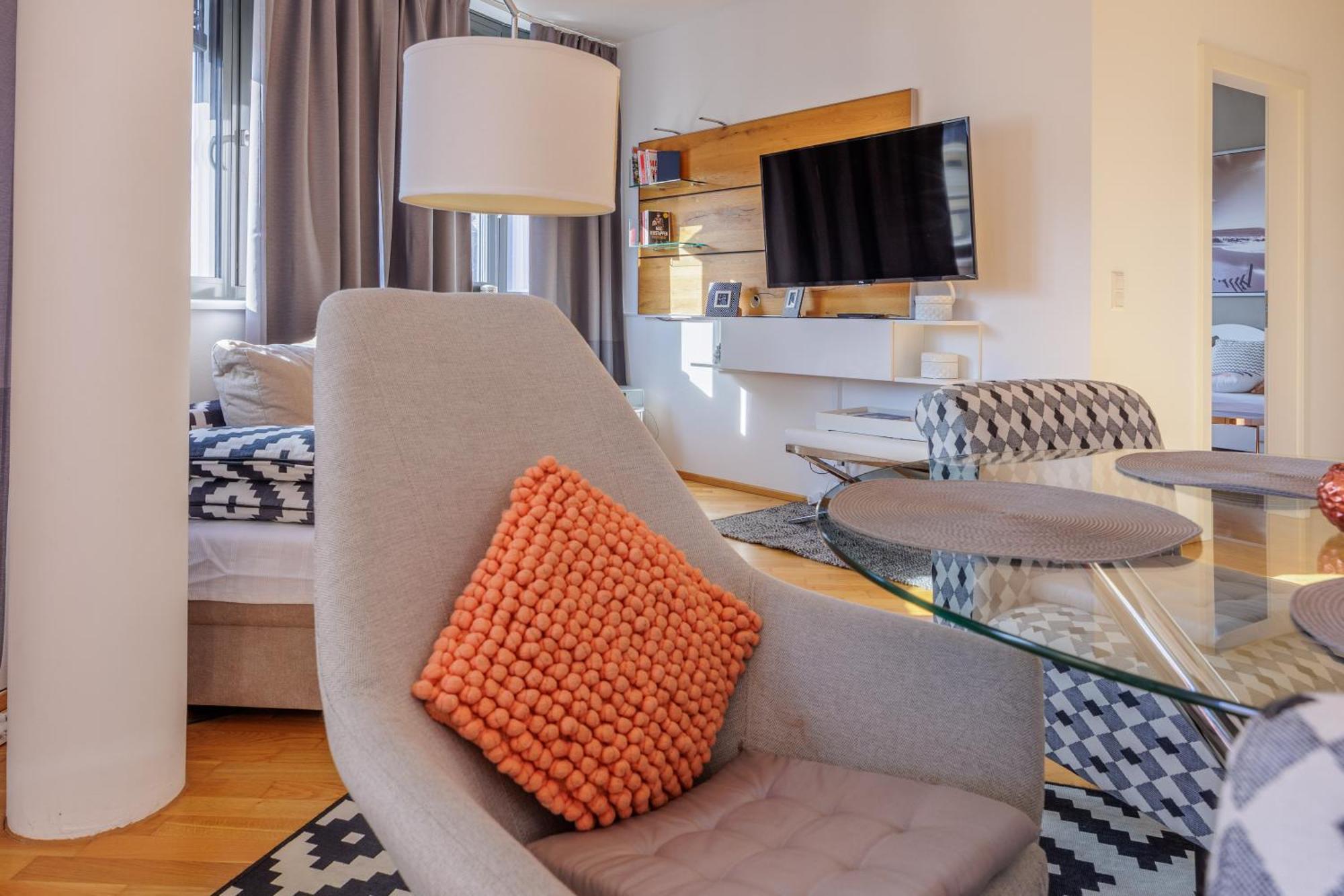 Luxury Apartment *